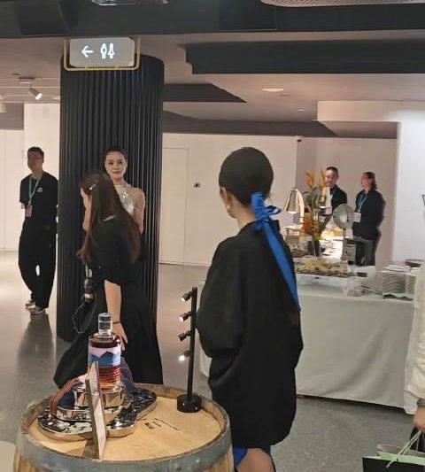 杨幂酱园弄红毯背影杀疯全网！海外粉丝如何第一时间追星？