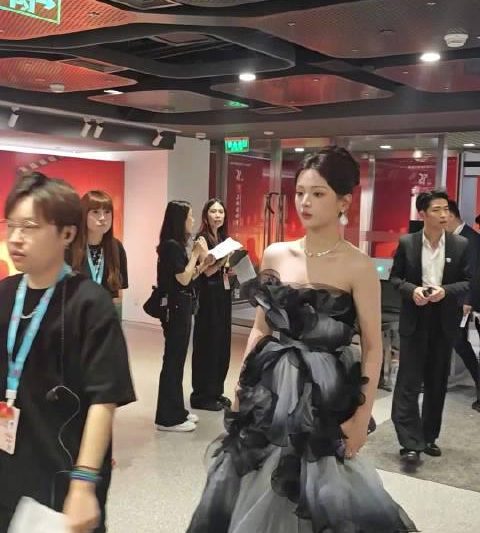杨超越黑鸢尾公主裙惊艳全场！上海电影节红毯造型美到窒息
