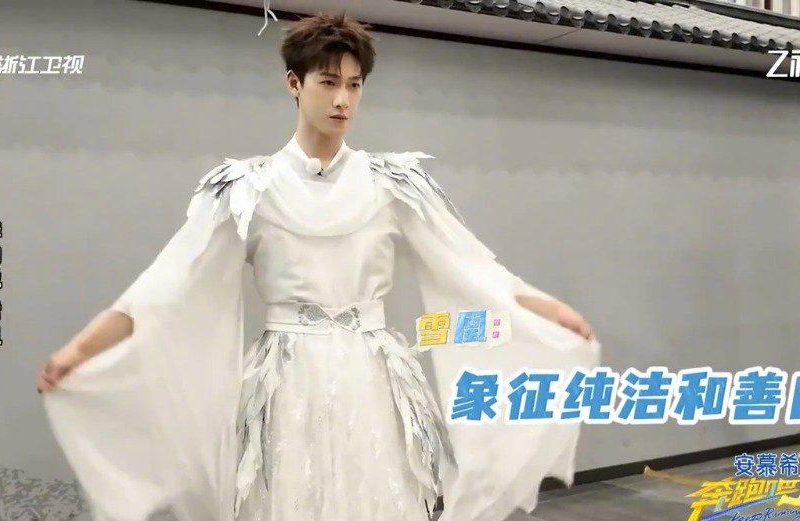李昀锐巴黎男装周白衣造型出圈！这‘雪凰’少年感，谁看了不说一句绝
