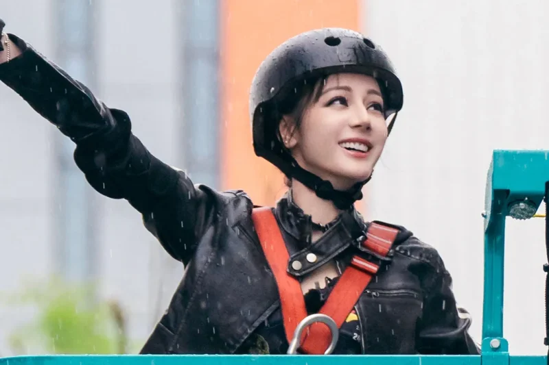 迪丽热巴升降机里360度环拍大楼：原来好心态真的能‘抗怪’！
