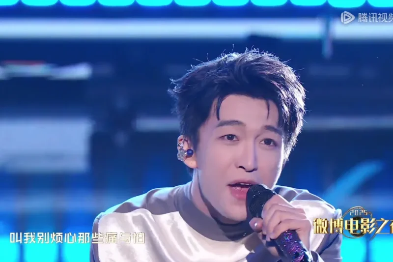 阿云嘎和黄子弘凡的《飞云之下》刷屏了！海外党怎么听？