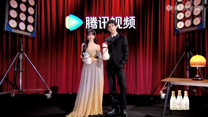 海外华人如何解除地区限制？《逐玉》主演张凌赫田曦薇带雪人玩偶亮相引热议