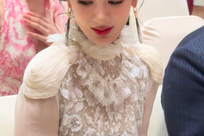 海外华人如何突破限制观看白玉兰红毯？杨紫天鹅颈造型惊艳全网！