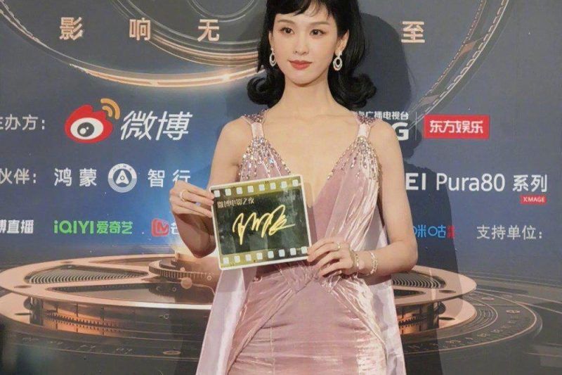 陈都灵赫本风造型惊艳出圈！海外用户如何解锁微博电影之夜完整红毯？
