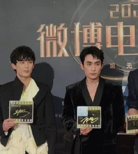 朱一龙吴磊红毯同框！海外粉丝急问：这颜值暴击怎么才能第一时间看到？