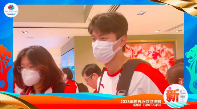 中国游泳队新加坡备战实况！潘展乐挥手张雨霏喊饿，汪顺用「贼开心」形容世锦赛心情