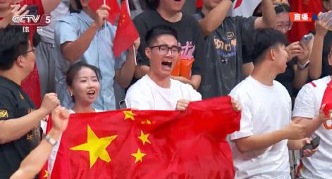 中国男篮挺进亚洲杯决赛！现场球迷高唱《歌唱祖国》，这一幕让人热血沸腾