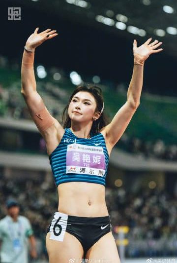 吴艳妮赛后自评13秒15‘不及格’：那个对着镜头比心的女孩，其实比谁都倔