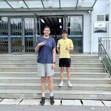 1米92秒变‘小手办’！潘展乐张子宇最萌身高差教程：高个子如何拍出可爱感