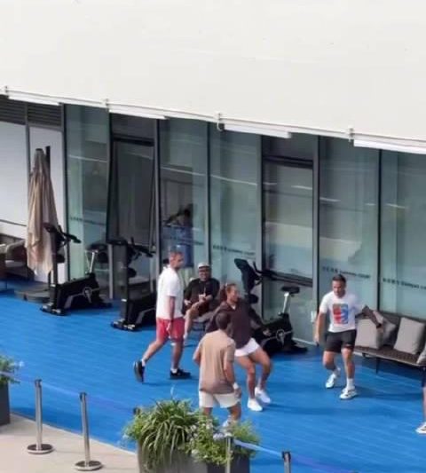 网球女神郑钦文踢毽子火上热搜！运动员训练秘籍大公开，柔韧性训练还能这样玩？