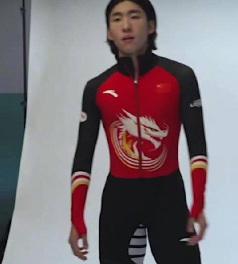 刷到林孝埈穿中国红战袍的入场视频，我在海外卡成PPT，才懂什么叫‘近在咫尺却遥不可及’