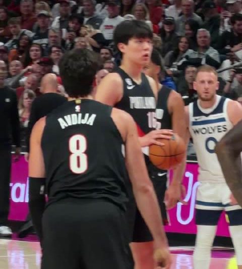 杨瀚森NBA首秀惊艳亮相!5分钟2分1板表现你打几分?