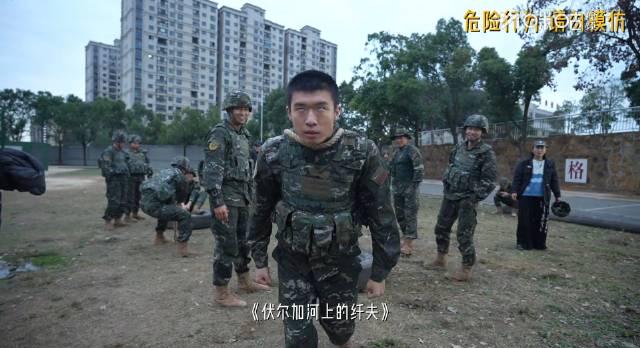 海外追剧党福利!《猎豹》花絮曝光,轮胎大战笑料不断,教你如何解锁地区限制畅快追剧