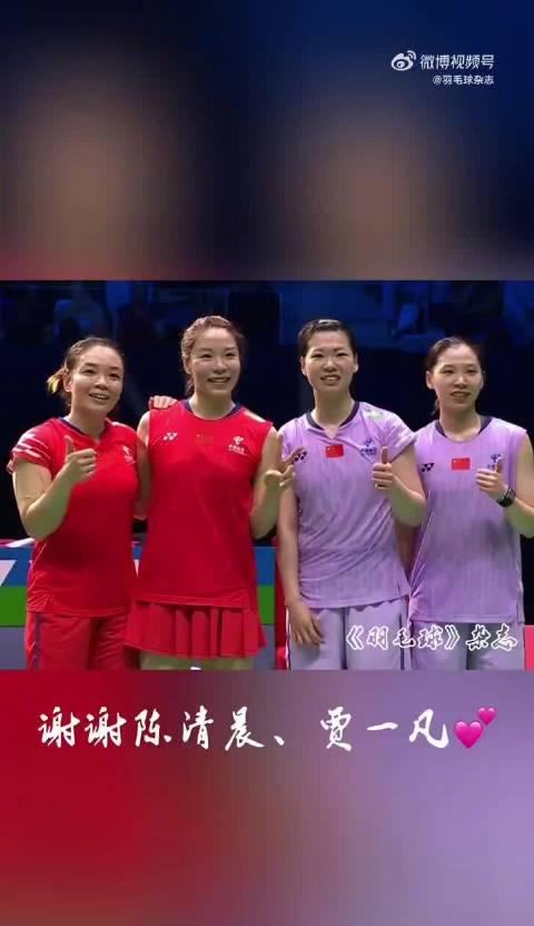 刷到凡晨组合谢幕视频时,我正在纽约凌晨的咖啡馆赶工——她们拥抱时眼角的泪光,突然让我想起十年前校队夺冠的夏天