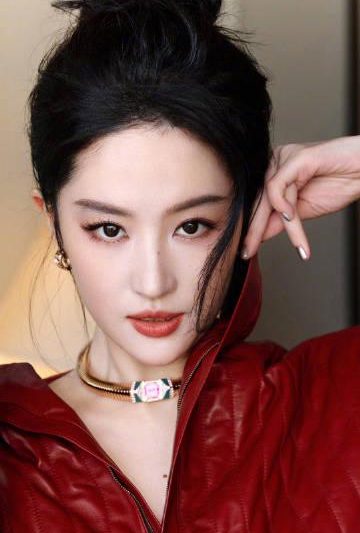 刘亦菲惊艳好莱坞！《木兰红》造型美出圈，海外华人如何同步追星？