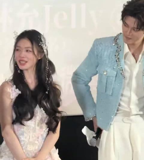 林允梦幻纱裙惊艳全场！罗云熙一句’允妹’甜翻网友，梦回《美人鱼》浪漫瞬间