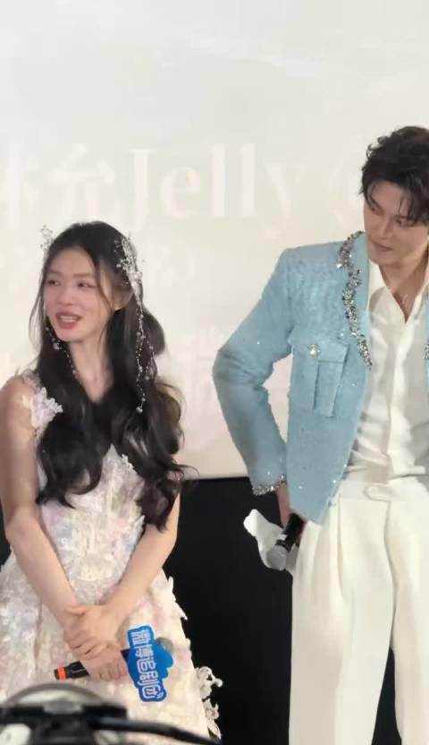 林允梦幻纱裙惊艳全场!罗云熙一句'允妹'甜翻网友,梦回《美人鱼》浪漫瞬间