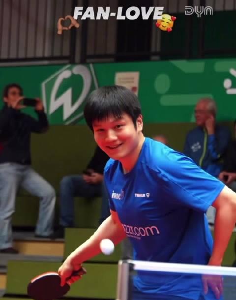 在德国偶遇樊振东被球迷包围,我忽然想起全运会那些年追星的疯狂日子