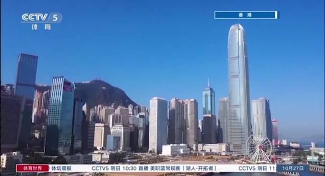 刷到十五运会火炬传递的直播时,我正蹲在纽约公寓里煮泡面——看到白海豚跃出画面的瞬间,筷子差点掉进锅里