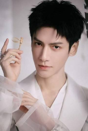 罗云熙白衣青松造型惊艳全网！清冷感主理人再现松骨玉相