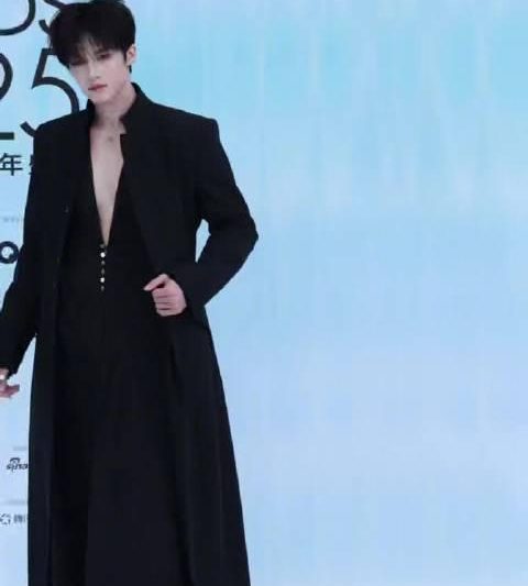 ELLE红毯惊艳瞬间！颜安满屏大长腿霸屏热搜，海外粉丝急问如何同步追星