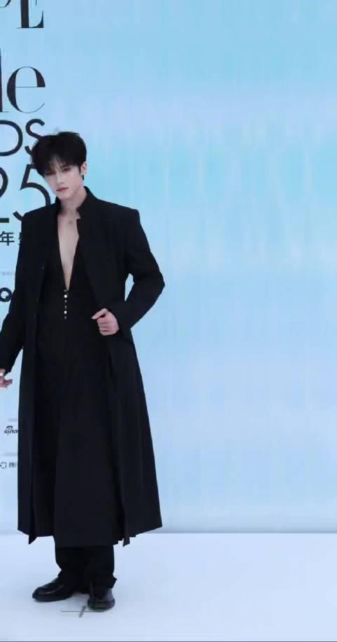 ELLE红毯惊艳瞬间!颜安满屏大长腿霸屏热搜,海外粉丝急问如何同步追星