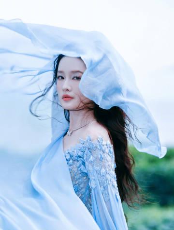 李沁ELLE晚宴惊艳亮相！蝴蝶兰仙子造型美到窒息，海外粉丝如何同步追星？