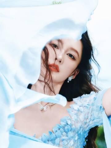 李沁ELLE晚宴惊艳亮相!蝴蝶兰仙子造型美到窒息,海外粉丝如何同步追星?