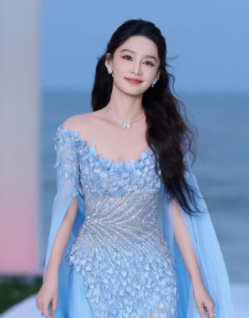 李沁ELLE晚宴惊艳亮相!蝴蝶兰仙子造型美到窒息,海外粉丝如何同步追星?