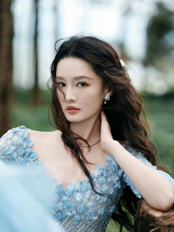 李沁ELLE晚宴惊艳亮相!蝴蝶兰仙子造型美到窒息,海外粉丝如何同步追星?