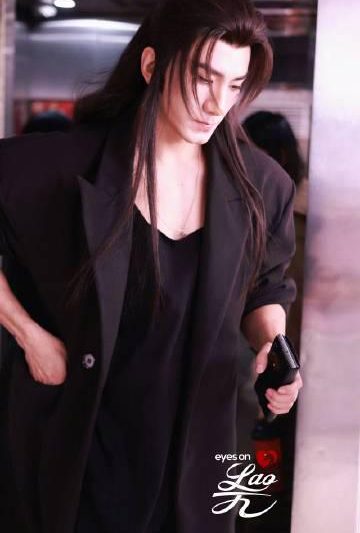 肖顺尧惊艳韩网！韩国网友狂赞《水龙吟》黑皮体育生造型，立体骨相被称撕漫男