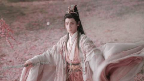 罗云熙陈瑶片场互动曝光！一个教得细致一个学得飞快，陈瑶甜笑背后暗藏惊人刀法