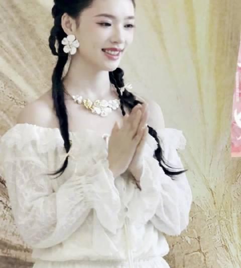 林允咪咕扫楼萌翻全场！小学生式举手领工牌引爆热议，网友直呼太可爱