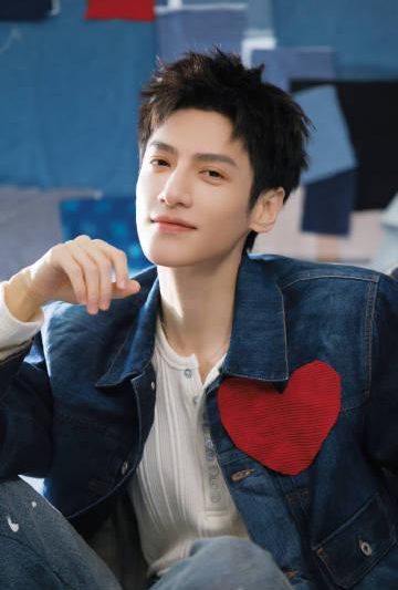 罗云熙扫楼穿搭藏玄机！衣服上缝爱心暗指角色心底秘密，粉丝直呼太用心