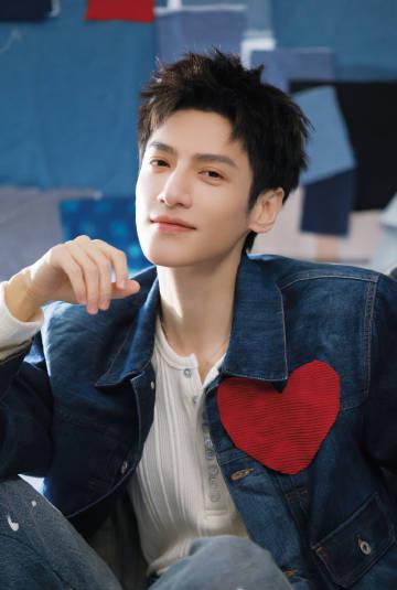 罗云熙扫楼穿搭藏玄机!衣服上缝爱心暗指角色心底秘密,粉丝直呼太用心