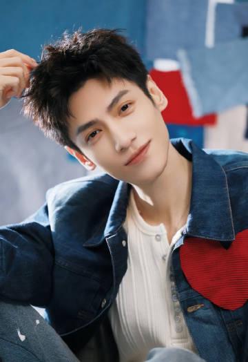 罗云熙扫楼穿搭藏玄机!衣服上缝爱心暗指角色心底秘密,粉丝直呼太用心