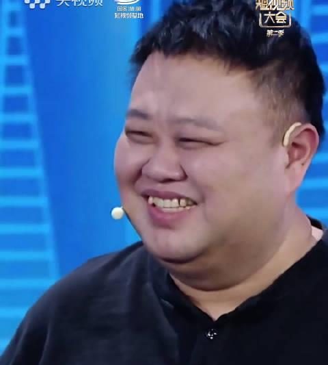 孙越笑到忘词！王小伍演播厅神操作引爆全场，网友：这导游太有才了