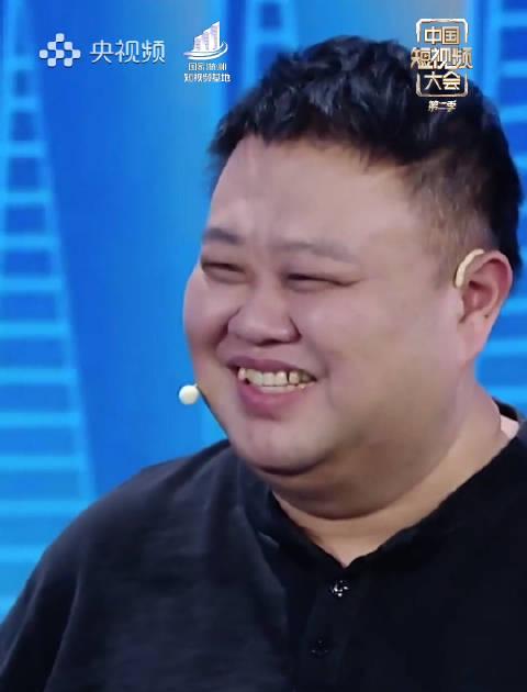 孙越笑到忘词!王小伍演播厅神操作引爆全场,网友:这导游太有才了