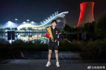 国乒包揽WTT大满贯五冠后，我在首钢园偶遇王楚钦时发现他脸色苍白得吓人
