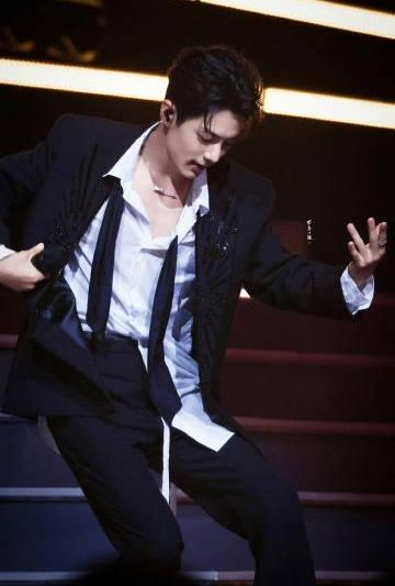 肖战演唱会时间成谜？海外粉丝如何突破限制看现场表演