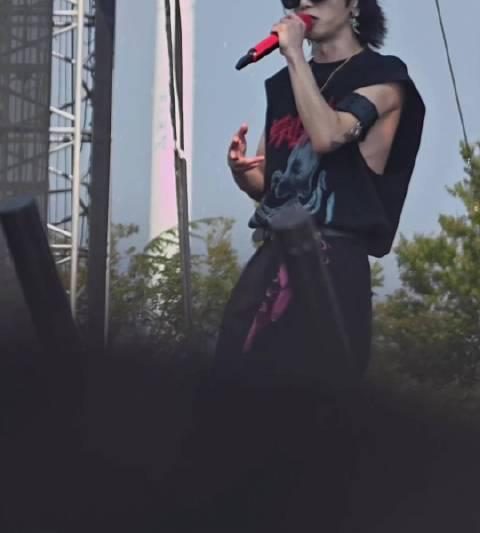 华晨宇南京演唱会惊艳改编《我的滑板鞋》，海外华人如何突破地区限制同步追星？