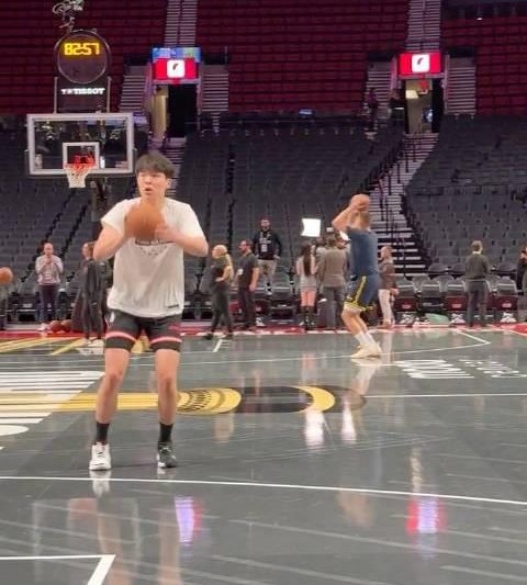 追星成功！杨瀚森与偶像约基奇同框热身，这些细节值得关注