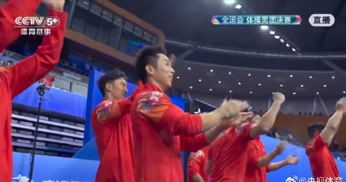 刷到张博恒赛后抱着体操垫发呆的照片，我突然懂了海外游子看国综的孤独