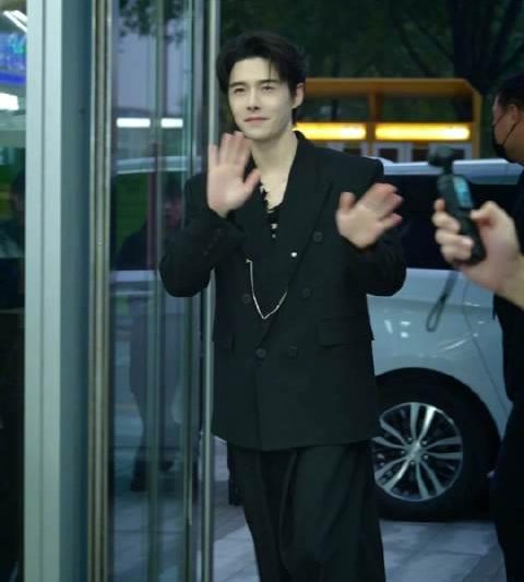 《水龙吟》主演空降营业厅！方逸伦神还原名场面，陈瑶送礼笑不停，海外剧迷看这里