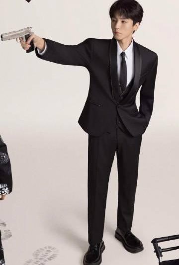 王俊凯官宣话剧演出！海外粉丝如何突破地域限制追星？