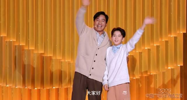 海外华人如何破解影视限制?从黑白电视到超高清时代的视听变迁