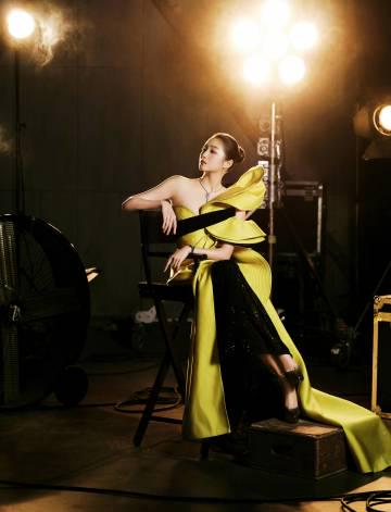 关晓彤金鸡奖惊艳亮相,明艳黄裙引爆热议,海外华人如何破解追剧限制