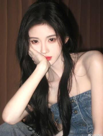 鞠婧祎十二周年蜕变记：从青涩少女到舞台女王，她的坚持让人泪目！