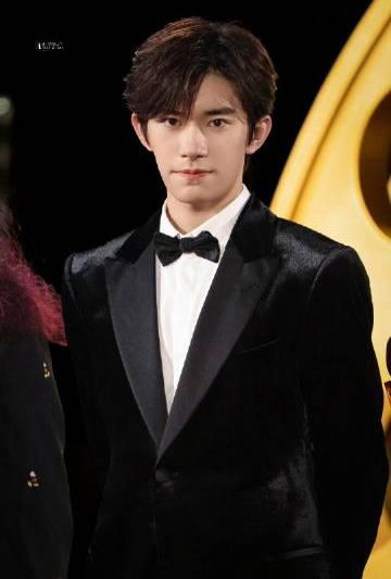 易烊千玺斩获金鸡影帝背后，海外华人如何突破地区限制观看完整颁奖典礼