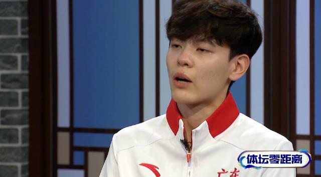 刷到杨舒予赛后看手机的视频,我突然想起那些年海外追国服的日子